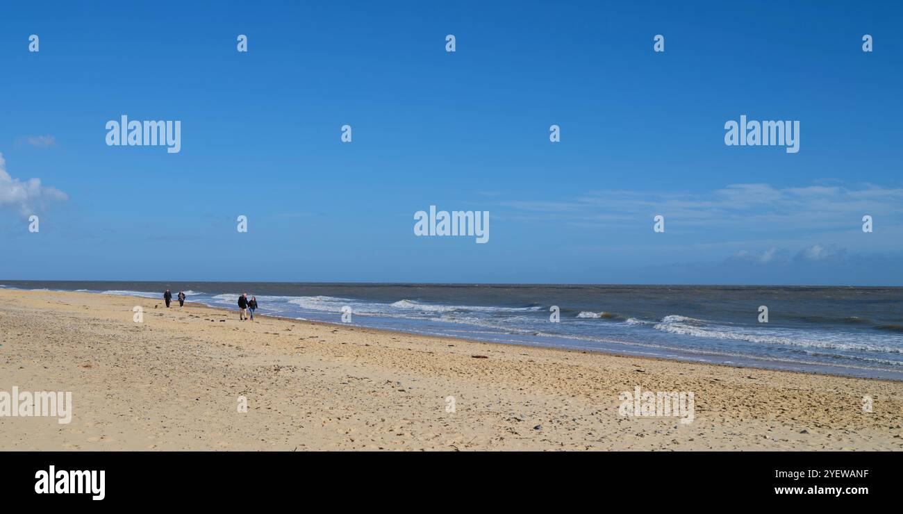 Due coppie che camminano sulla spiaggia sud di Soutwold East Suffolk Foto Stock