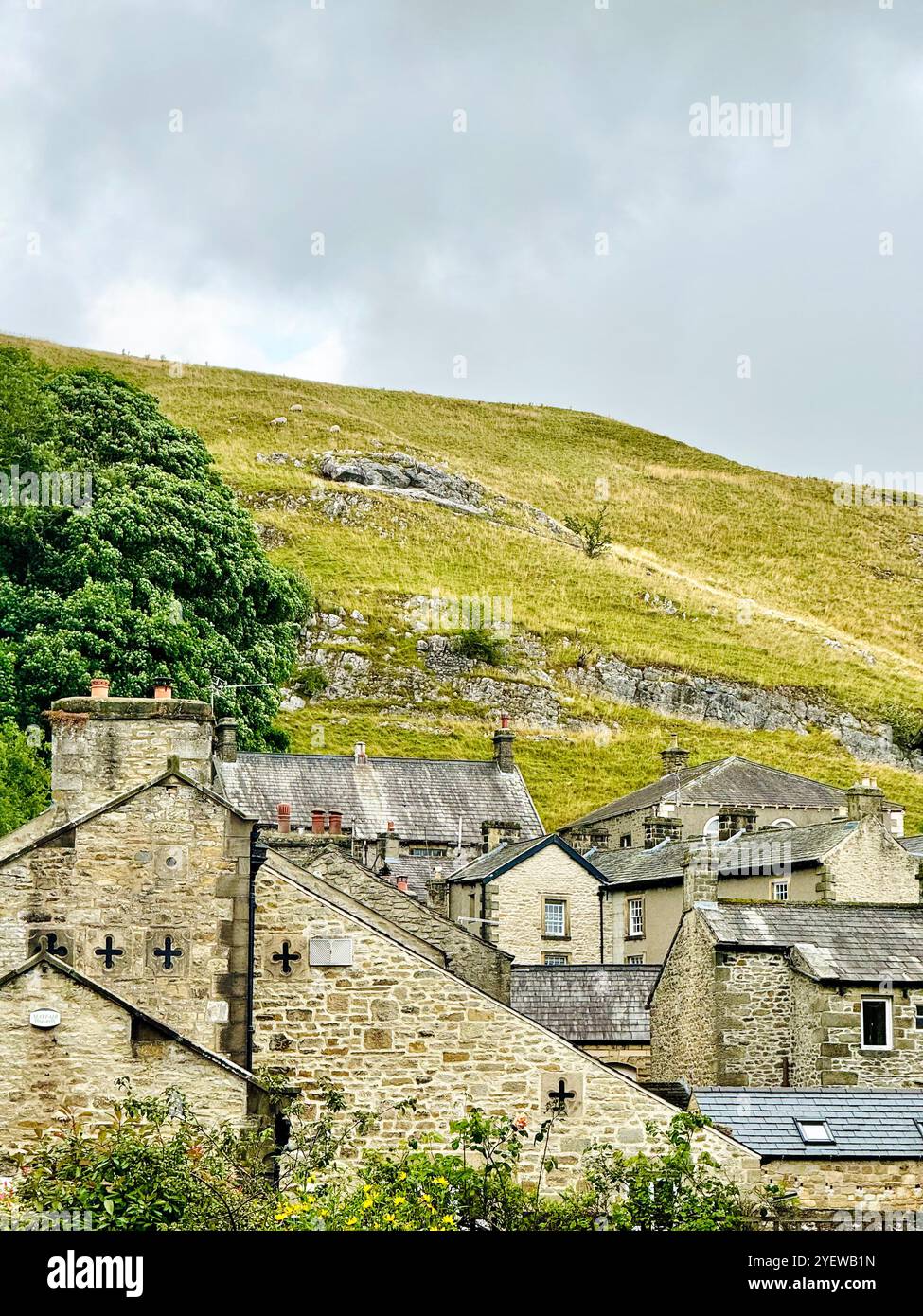 Vista verticale delle tradizionali case in pietra e degli edifici nella città mercato di Settle, nello Yorkshire Dales, in Inghilterra. Foto Stock