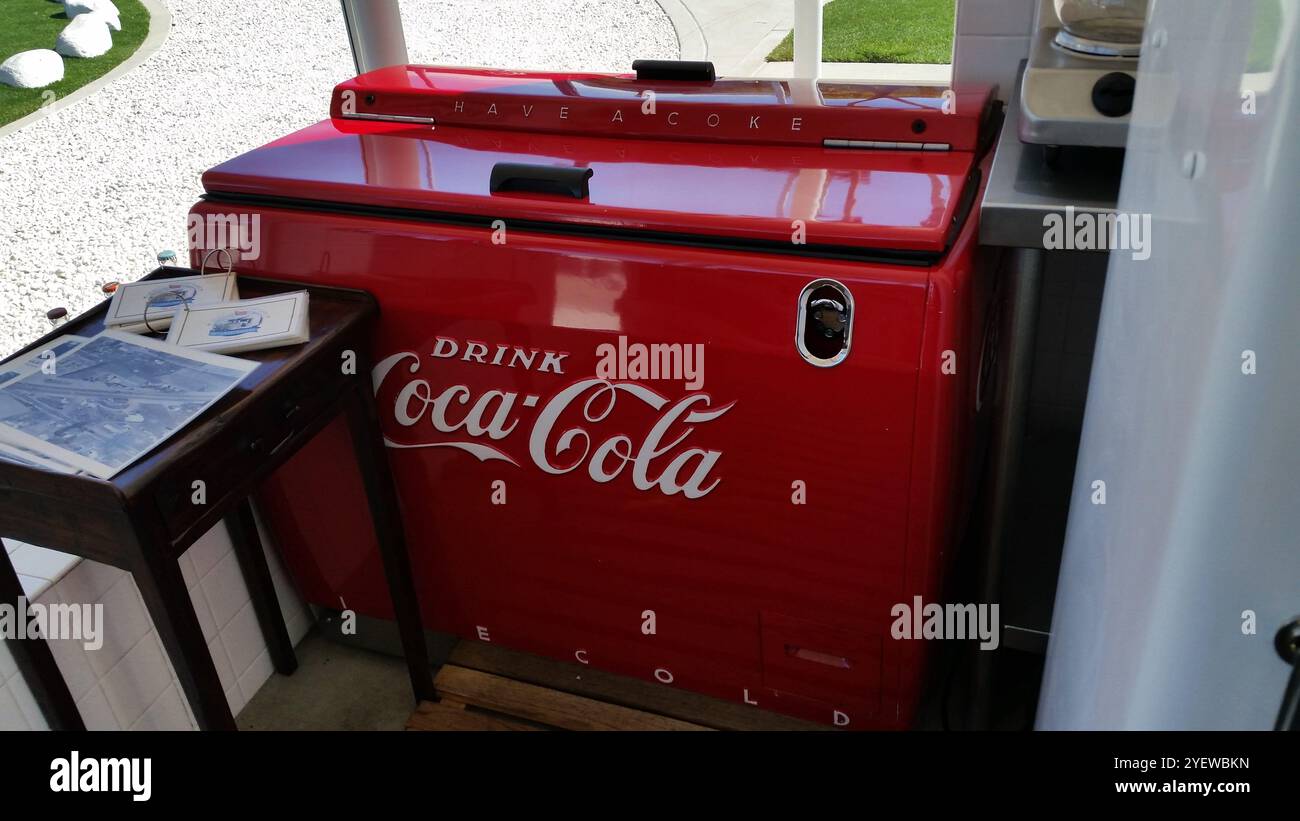Baldwin Park, California, Stati Uniti - 02-16-2018: Una vista dell'originale replica in-N-Out Burger, con una scatola di ghiaccio per bevande Coca Cola d'epoca. Foto Stock