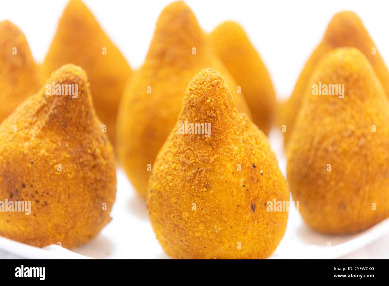 Tradizionale coxinha fritto su un tavolo di legno in un'attenzione selettiva: Uno spuntino brasiliano Foto Stock