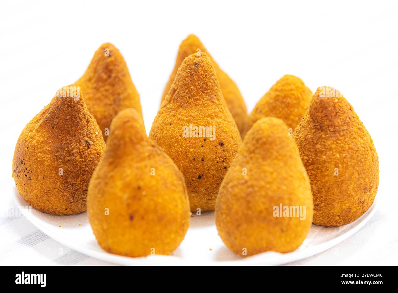 Tradizionale coxinha fritto su un tavolo di legno in un'attenzione selettiva: Uno spuntino brasiliano Foto Stock