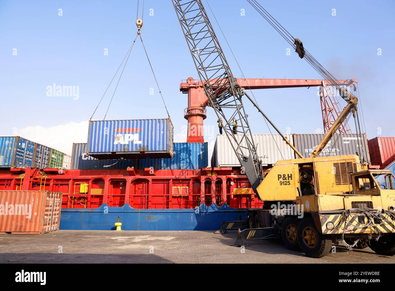 Beirut, Libano. 1 novembre 2024. Una nave umanitaria, organizzata da nove ONG turche sotto la direzione dell'associazione "Sadakataşı", dalla Turchia arriva nel porto di Beirut, Libano, il 1° novembre 2024. La nave trasporta circa 1.000 tonnellate di aiuti umanitari suddivise in 125 container e 683 pallet, l'equivalente di 150 camion. Foto di Marc Fayad/ABACAPRESS. COM credito: Abaca Press/Alamy Live News Foto Stock