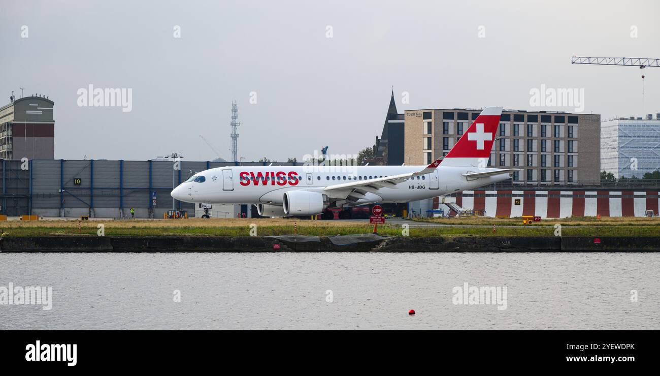 Londra, Regno Unito - 20 settembre 2024 - compagnia aerea svizzera Airbus A220 -100 registrazione HB-JBG sulla pista dell'aeroporto di London City LCY Foto Stock