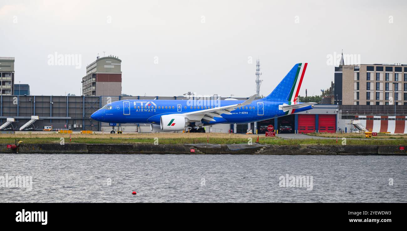 Londra, Regno Unito - 20 settembre 2024 - ITA Airways Airbus A220-100 sulla pista dell'aeroporto di Londra City LCY registrazione i-ADVA Foto Stock