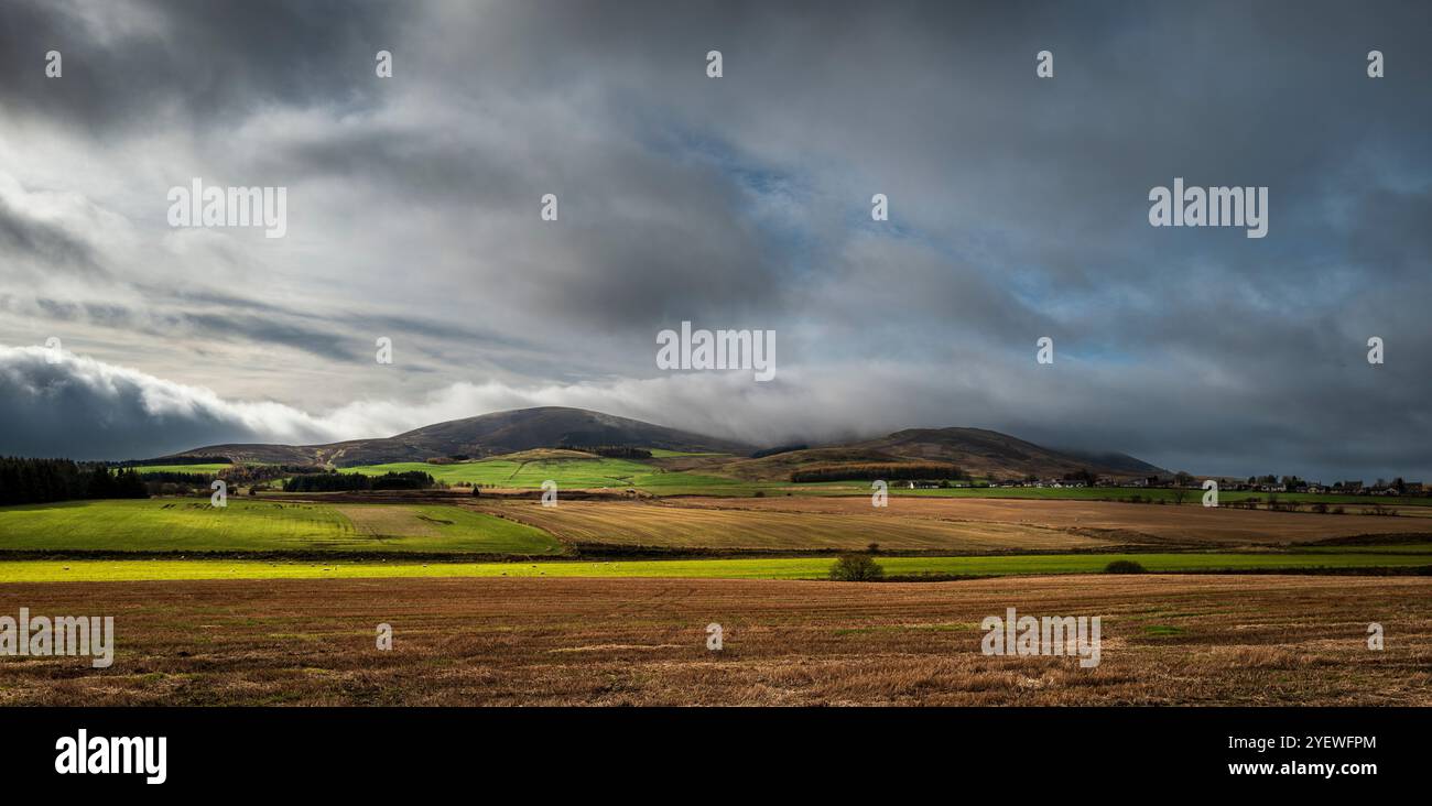 Paesaggio autunnale tempestoso a Tinto Hill, Lanarkshire meridionale, Scozia Foto Stock