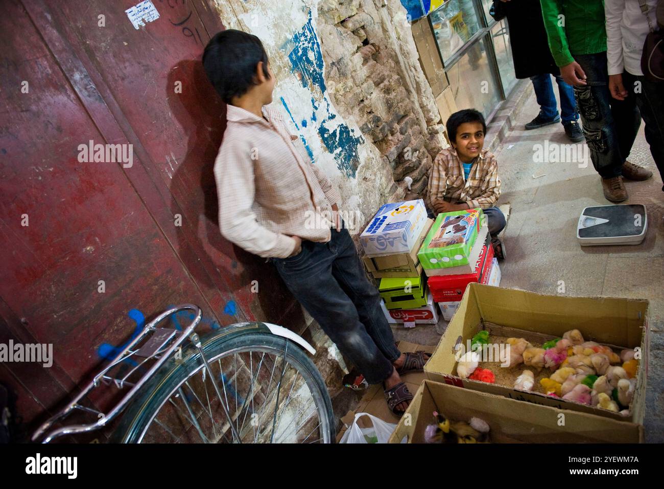 Iran. Kerman. Vecchio Bazar. Ragazzi Foto Stock