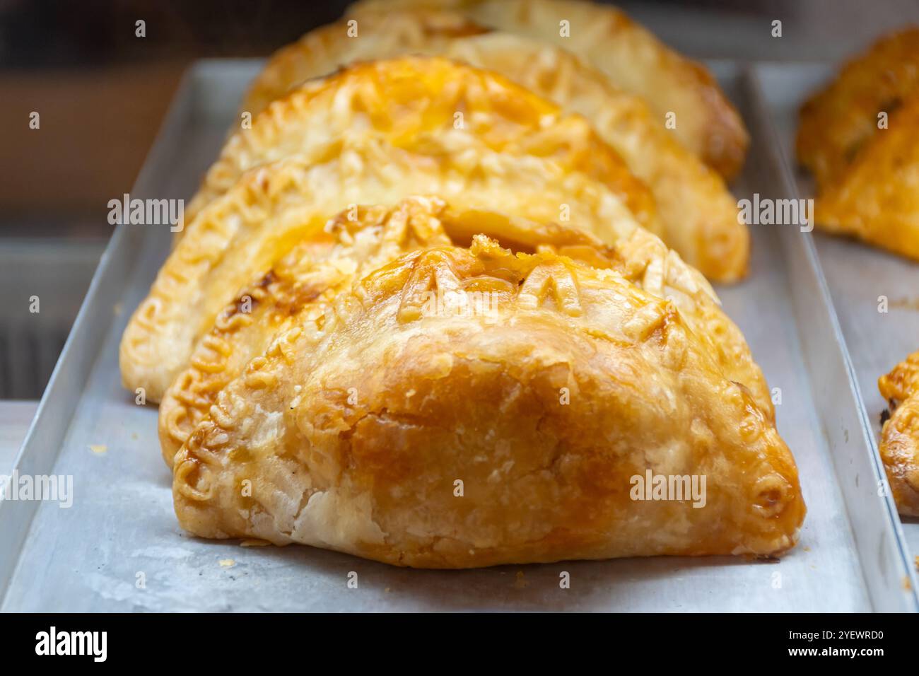 Torte tradizionali spagnole e latinoamericane gustose empanadas con ripieni diversi, al mercato agricolo in panetteria Foto Stock