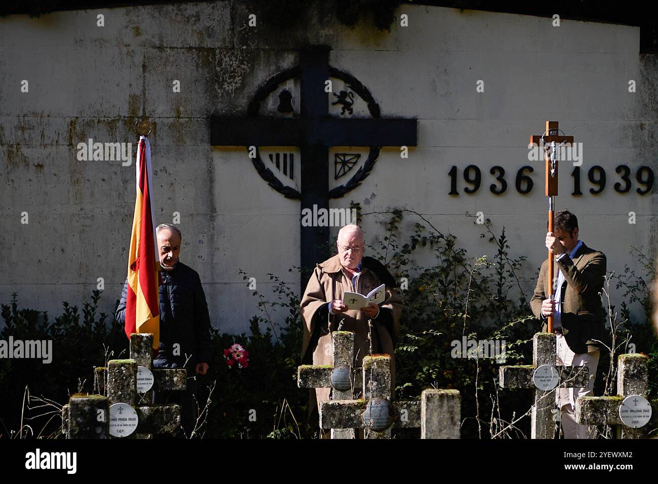 Pamplona, Spagna. 1 novembre 2024. Volontari e assistenti della Confraternita dei Cavalieri della Croce, visti pregare per i soldati caduti della guerra civile che furono sepolti, nel cimitero di Pamplona, durante la celebrazione del giorno di Ognissanti. Ogni 1 novembre, nella religione cattolica, si celebra il giorno di Ognissanti, un'usanza cristiana dove i fedeli si recano nei cimiteri per portare fiori ai loro cari che non sono più tra i vivi. Credito: SOPA Images Limited/Alamy Live News Foto Stock