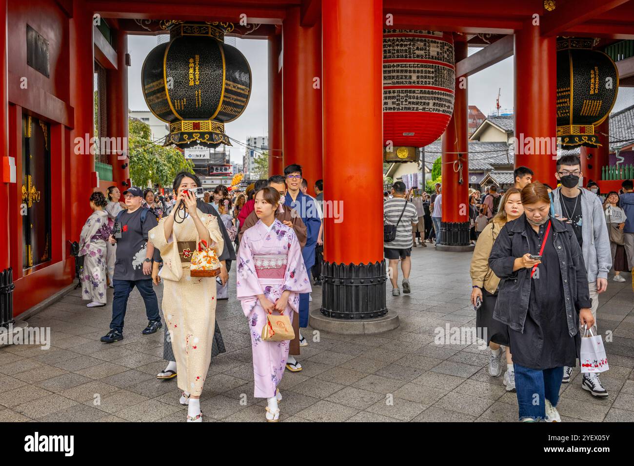 Giovani donne giapponesi in kimono che scattano foto al tempio senso-Ji e alle enormi lanterne a Tokyo, Giappone, il 6 ottobre 2024 Foto Stock