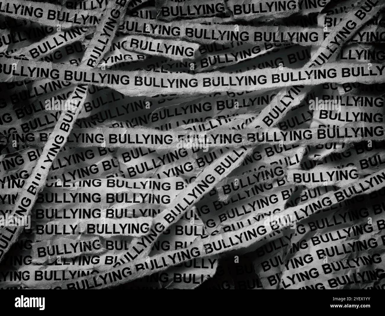 Strisce di giornale con le parole bullismo scritte sopra. Bianco e nero. Primo piano. Foto Stock