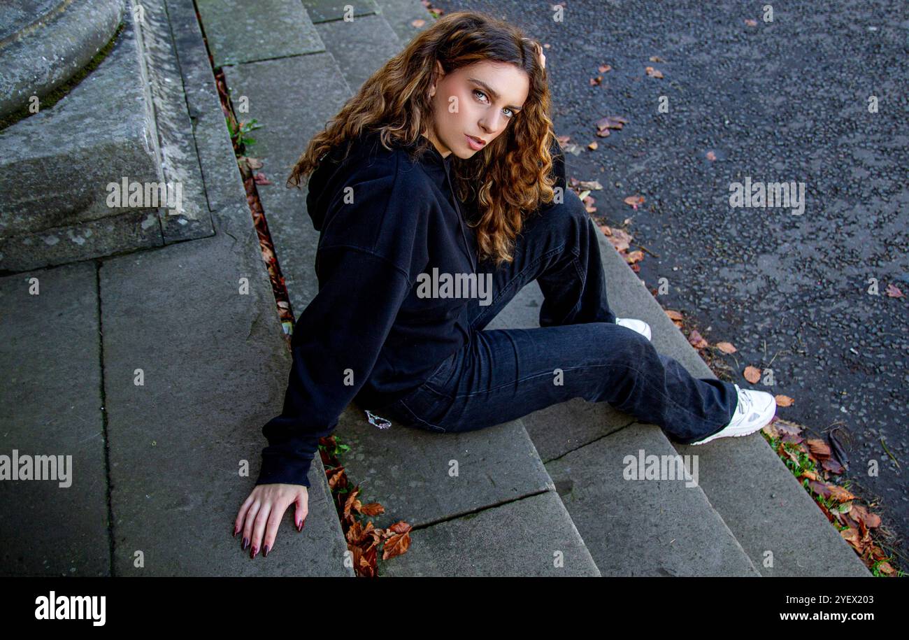 L'adorabile modella Ava Nicholson si rilassa sulle scale della Camperdown House, in stile neoclassico di Dundee, al riparo dal sole autunnale, in Scozia Foto Stock