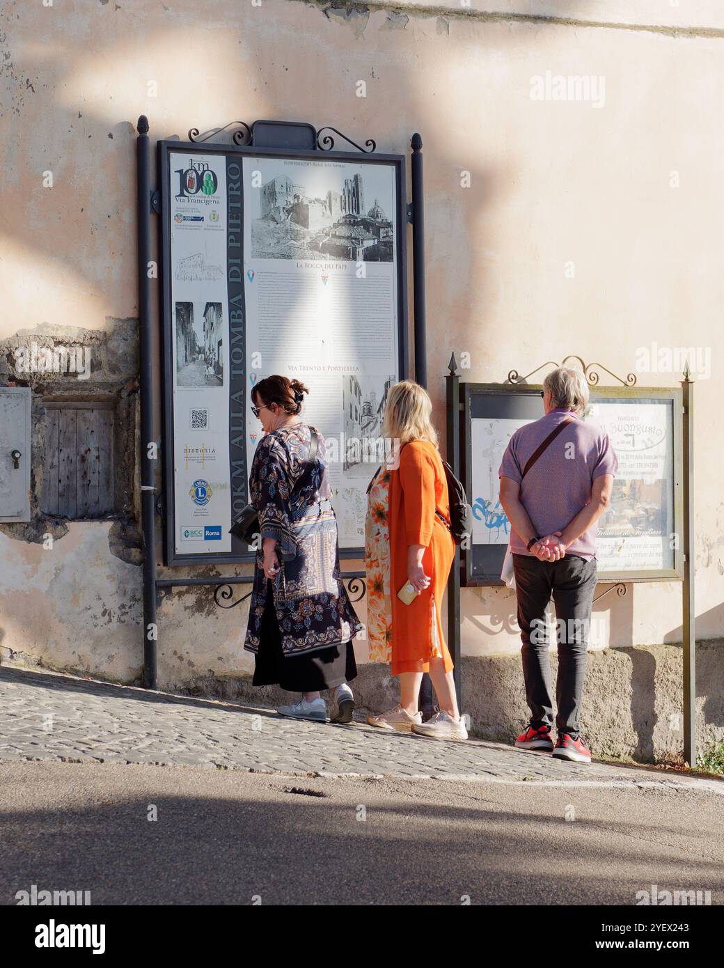 Persone che cercano un ufficio informazioni turistiche a Rocca dei Pap, nella città di Montefiascone, in Italia. 1 novembre 2024 Foto Stock