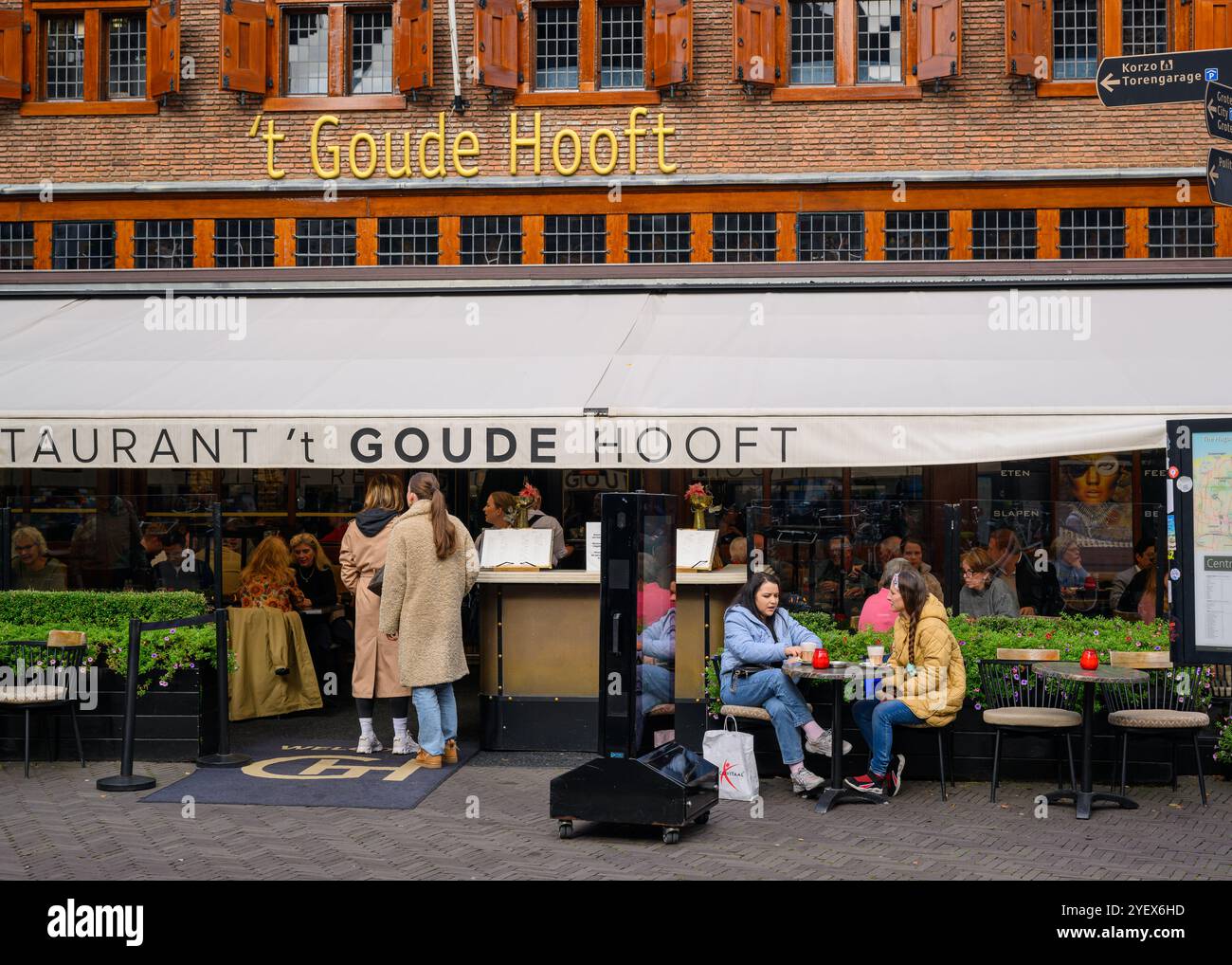 In attesa di un ristorante. Una scena di strada olandese, l'Aia (Den Haag), i Paesi Bassi Foto Stock