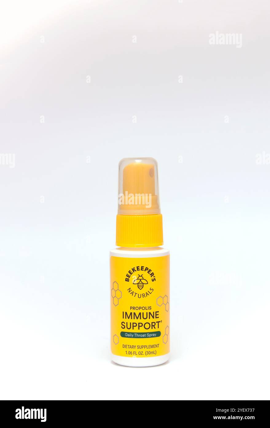 Una bottiglia di supporto immunitario propoli. La propoli, o colla per api, è una miscela resinosa prodotta dalle api mellifere per costruire e mantenere gli alveari. Foto Stock