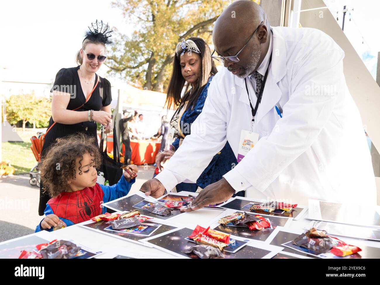 Washington, Stati Uniti. 30 ottobre 2024. I dipendenti dell'agenzia spaziale NASA distribuiscono foto e caramelle ai giovani visitatori all'evento "Hallo-READ" durante le celebrazioni di Halloween al South Lawn of the White House, 30 ottobre 2024, a Washington, DC Credit: Aubrey Gemignani/NASA Photo/Alamy Live News Foto Stock