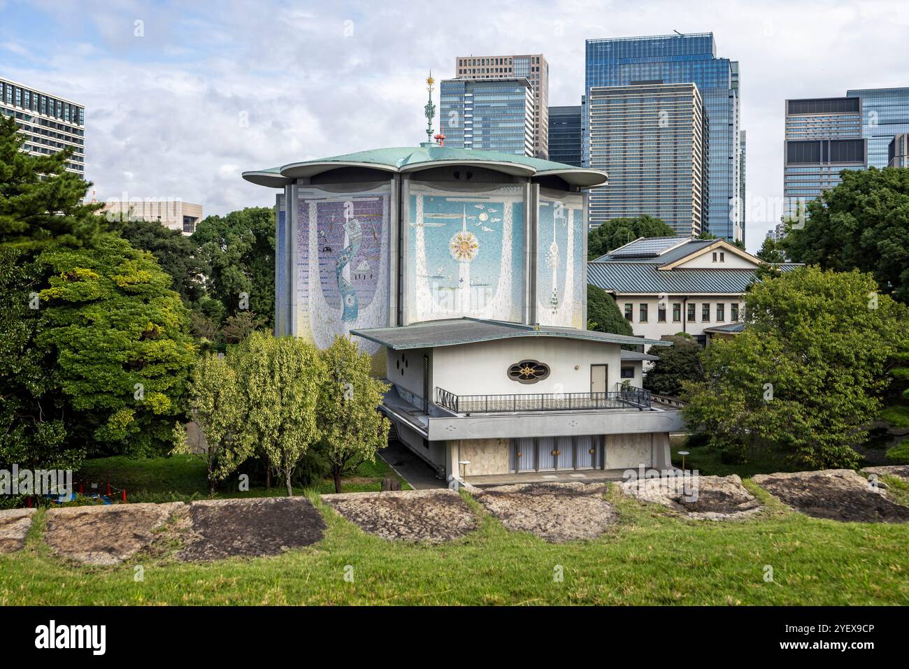 Tokagakudo Concert Hall vista dai giardini del Palazzo Imperiale di Tokyo, Giappone, il 10 ottobre 2024 Foto Stock