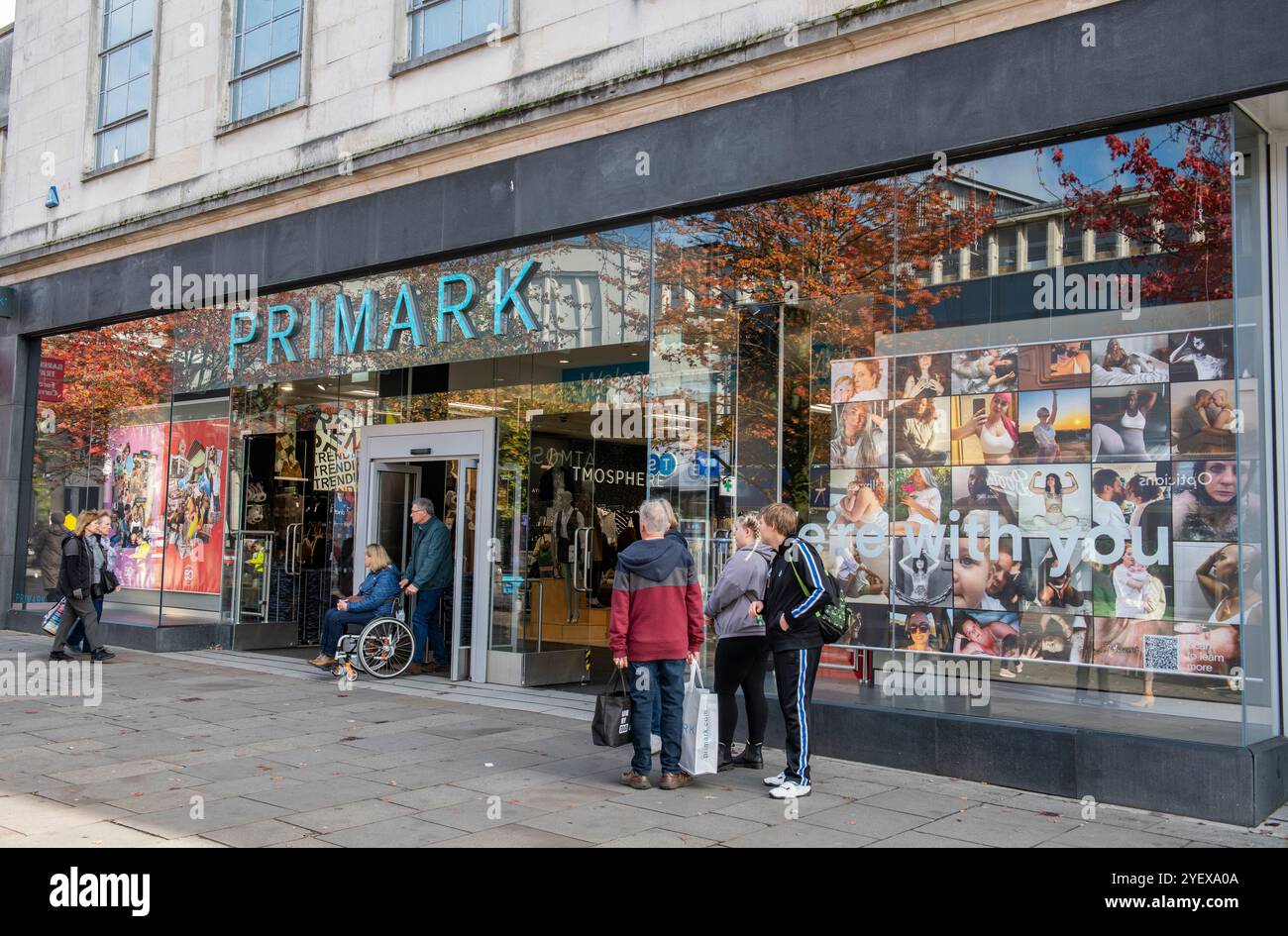 Grande negozio di abbigliamento a prezzi scontati Primark sulla strada principale nel centro di Southampton, Regno Unito Foto Stock