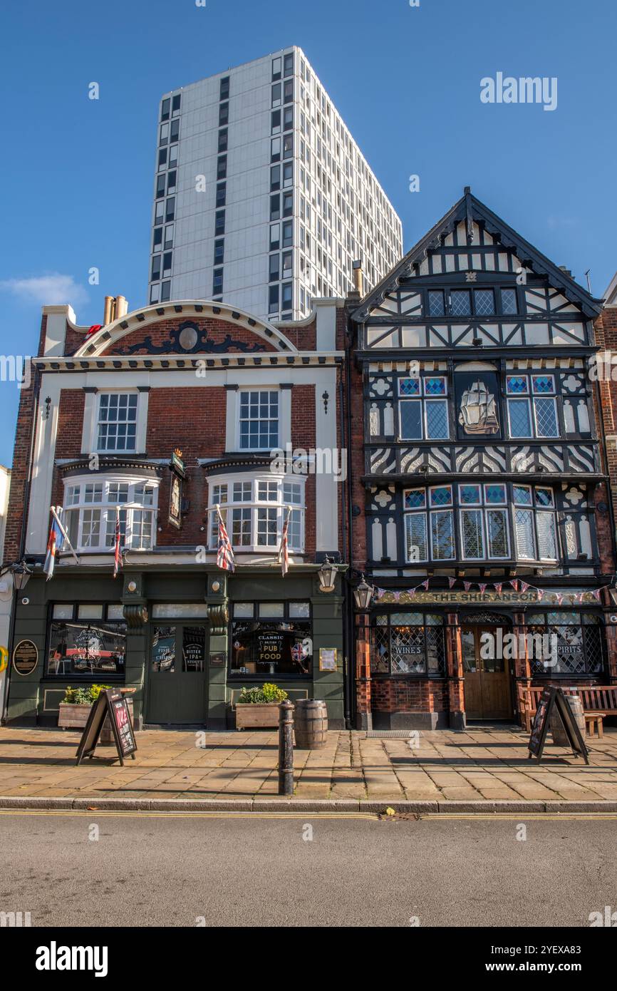 Case pubbliche storiche sul porto di Portsmouth, Hampshire, Regno Unito Foto Stock