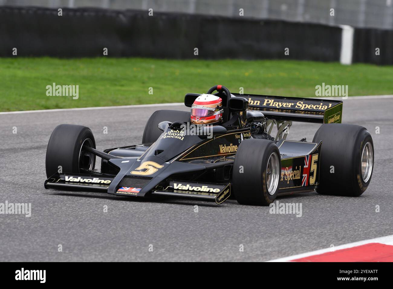 Scarperia, Italia - 12 ottobre 2024: Lotus 78 dell'anno 1977 ex Gunnar Nilsson e Mario Andretti guidano da sconosciuto in azione durante la sessione di prove libere al Foto Stock