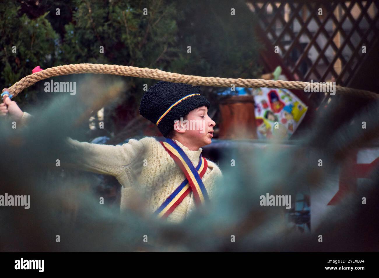 Comănești, Romania, dicembre 2023: L'uomo locale vestito di pelliccia di orso, tradizioni rumene, partecipa alla danza dell'orso al Comănești Traditions Fest Foto Stock