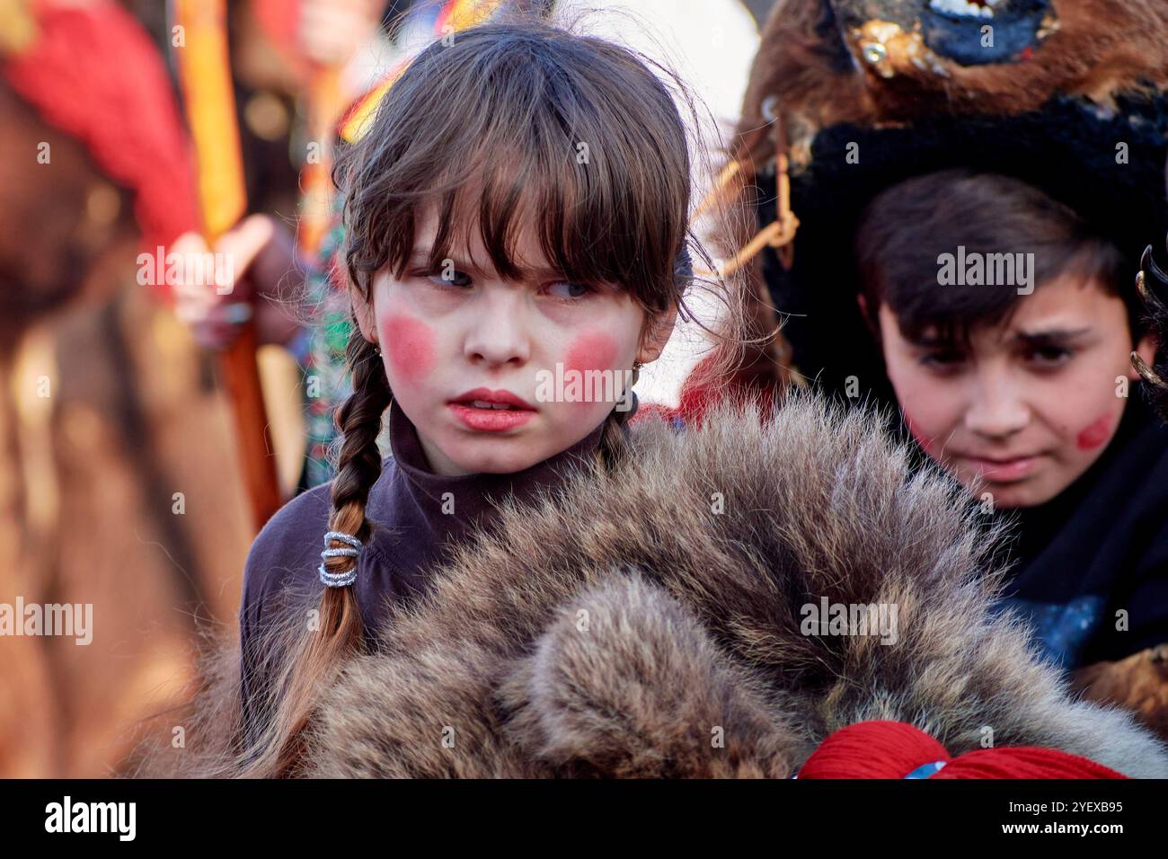 Comănești, Romania, dicembre 2023: L'uomo locale vestito di pelliccia di orso, tradizioni rumene, partecipa alla danza dell'orso al Comănești Traditions Fest Foto Stock