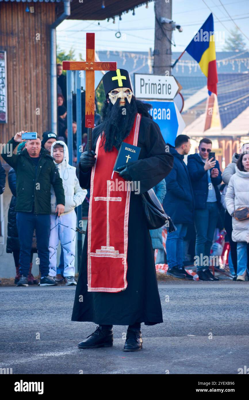 Comănești, Romania, dicembre 2023: L'uomo locale vestito di pelliccia di orso, tradizioni rumene, partecipa alla danza dell'orso al Comănești Traditions Fest Foto Stock