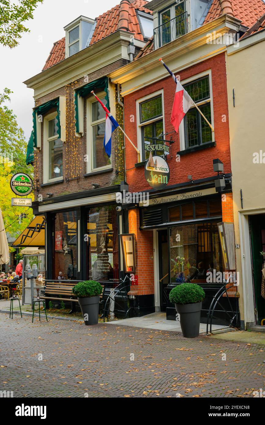 Bar e ristorante in una giornata d'autunno a Delft, Paesi Bassi Foto Stock