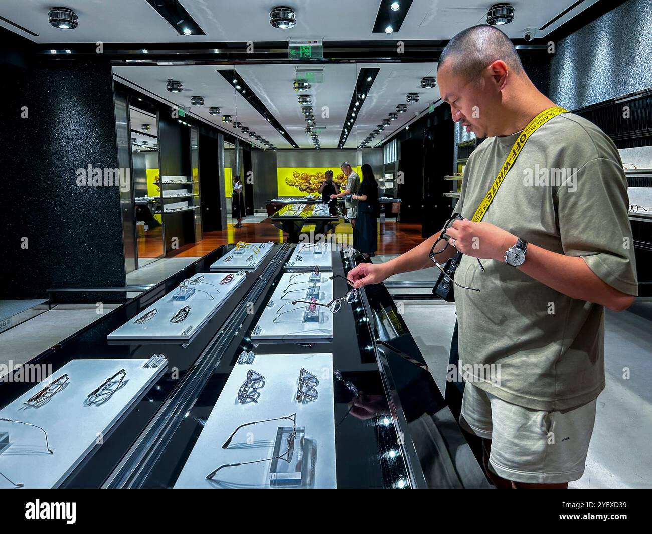 Shanghai, Cina, cinesi, uomo che fa shopping nel Luxury Concept Store, 'Gentle Monster » Inside, classe media asia, marchi di moda Foto Stock