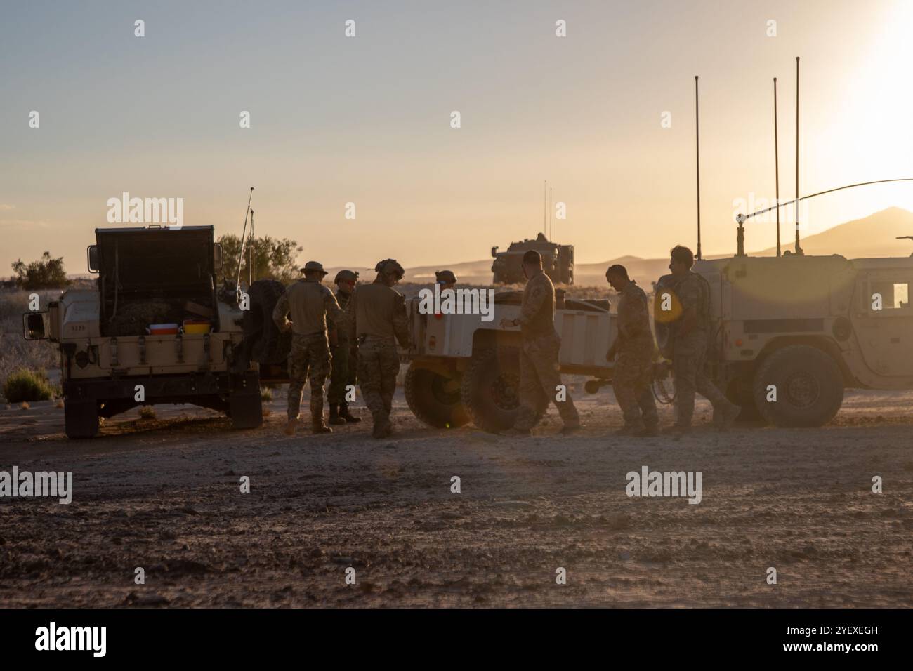 I membri del servizio preparano le attrezzature a Fort Irwin, California, 16 settembre 2024. I membri del servizio hanno lavorato insieme per preparare la fase successiva dell'esercizio di formazione. (Foto U.S. Army di PFC. Joshua Fish) Foto Stock