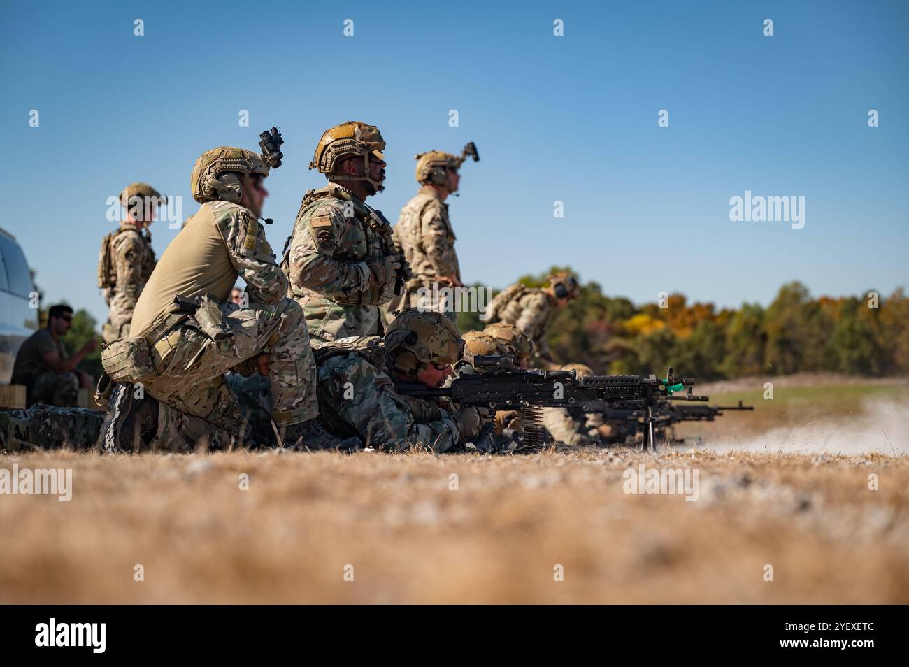 U. S Air Force Security Forces Airmen con la Air National Guard esercitano a sparare mitragliatrici M240 e M249 sotto la guida di soldati statunitensi assegnati al 2nd Battalion, 5th Special Forces Group (Airborne), presso Saint Vith Range durante l'esercitazione Sage Eagle 25-1 a Fort Knox, Kentucky, 20 ottobre 2024. Exercise Sage Eagle è un'esercitazione di guerra non convenzionale ricorrente, di dimensioni di battaglione, che convalida la capacità delle forze speciali di operare in ambienti incerti mentre si addestrano e incorporano le forze partner in un ambiente conteso in evoluzione. (Foto U.S. Air National Guard di Tech. Sar. Serv Foto Stock