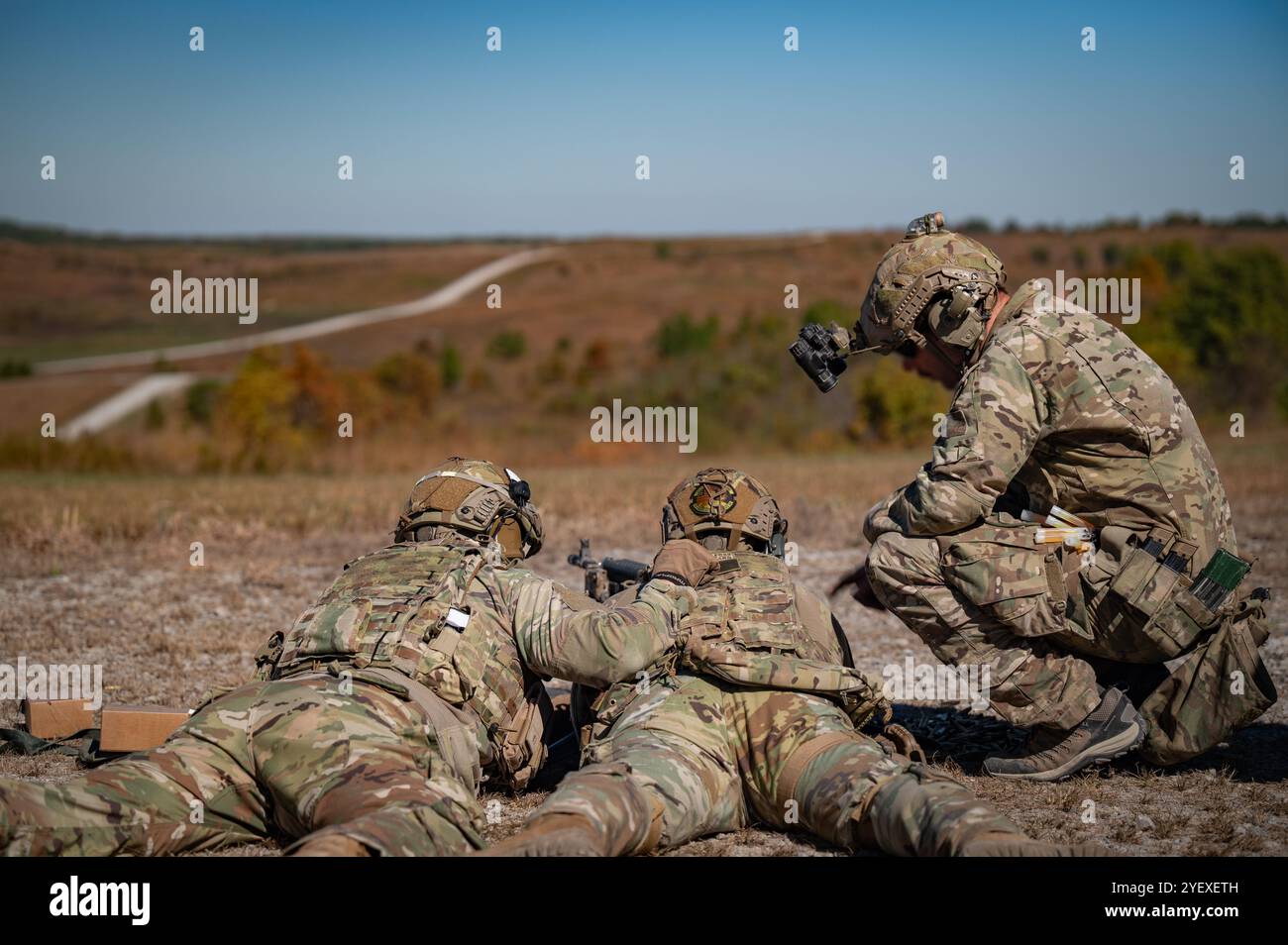 U.S. Air Force staff Sgt. Kulea Slanger, centro, Security Forces Squadron, 132nd Wing, Iowa National Guard, pratica di sparare una mitragliatrice M240 al Saint Vith Range sotto la guida di soldati statunitensi assegnati al 2nd Battalion, 5th Special Forces Group (Airborne), durante l'esercitazione Sage Eagle 25-1 a Fort Knox, Kentucky, 20 ottobre 2024. Come parte dei loro requisiti di convalida, i berretti verdi dell'esercito degli Stati Uniti addestrarono i difensori dell'Air National Guard come loro forza partner nell'esecuzione della missione in ambienti contesti in evoluzione. (Foto U.S. Air National Guard di Tech. Sergente Sarah M. McClanahan) (questa foto Foto Stock