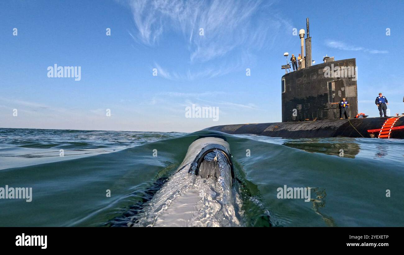 (26 ottobre 2024) – integrazione operativa di sistemi robotici collaudati per l'uso di routine da parte dei comandanti, un piccolo veicolo sottomarino senza equipaggio (UUV) assegnato all'Undersea Unmanned Vehicle Group One, Detachment Little Creek, si avvicina al sottomarino ad attacco rapido classe Virginia USS Hampton (SSN-767). La missione ha Unito team con e senza equipaggio, integrando capacità autonome verso la futura flotta ibrida. Questa missione ha continuato a definire ulteriormente i ruoli che i piccoli UAV giocheranno nell'espansione della portata e della letalità delle flotte con equipaggio convenzionale. (Foto di cortesia) Foto Stock