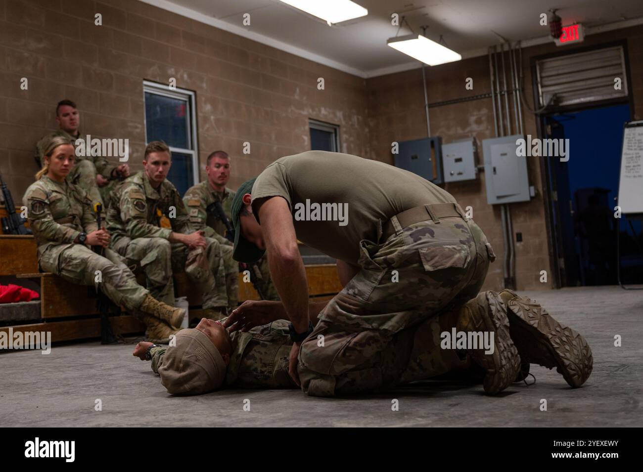 Un soldato degli Stati Uniti, centro, assegnato al 2nd Battalion, 5th Special Forces Group (Airborne), conduce una dimostrazione sulle vie aeree di sgombero durante un addestramento di combattimento tattico per la cura delle vittime per gli aviatori delle U.S. Air Force Security Forces con l'Air National Guard durante l'esercitazione Sage Eagle 25-1 a Saint Vith Range a Fort Knox, Kentucky, 20 ottobre 2024. Come parte dei loro requisiti di convalida, i berretti verdi dell'esercito degli Stati Uniti addestrarono i difensori dell'Air National Guard come loro forza partner nell'esecuzione della missione in ambienti contesti in evoluzione. (Foto U.S. Air National Guard di Tech. Sergente Sarah M. McClanahan) (questo Foto Stock