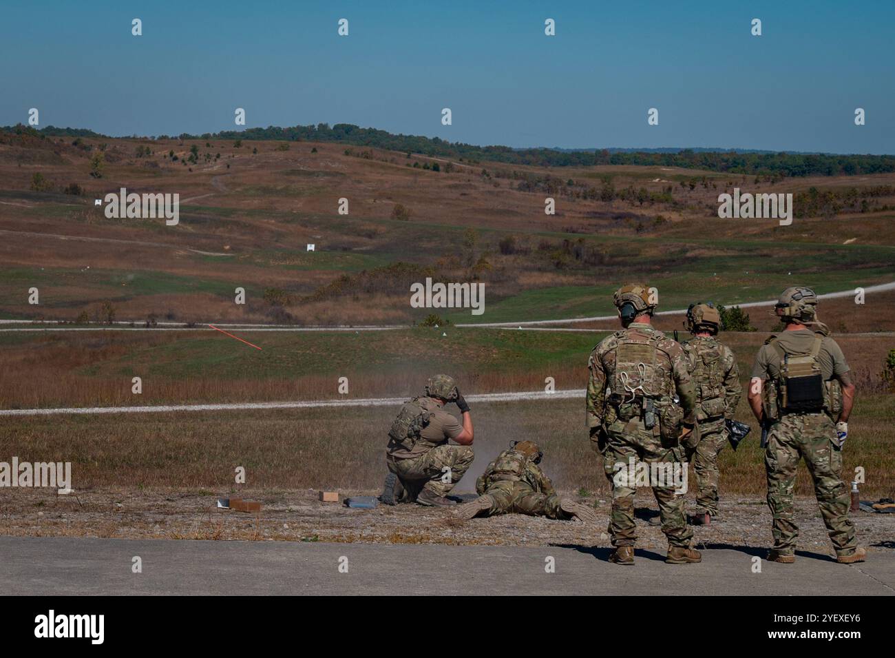 U. S Air Force Security Forces Airmen con la Air National Guard esercitano a sparare mitragliatrici M240 e M249 sotto la guida di soldati statunitensi assegnati al 2nd Battalion, 5th Special Forces Group (Airborne), presso Saint Vith Range durante l'esercitazione Sage Eagle 25-1 a Fort Knox, Kentucky, 20 ottobre 2024. Exercise Sage Eagle è un'esercitazione di guerra non convenzionale ricorrente, di dimensioni di battaglione, che convalida la capacità delle forze speciali di operare in ambienti incerti mentre si addestrano e incorporano le forze partner in un ambiente conteso in evoluzione. (Foto U.S. Air National Guard di Tech. Sar. Serv Foto Stock