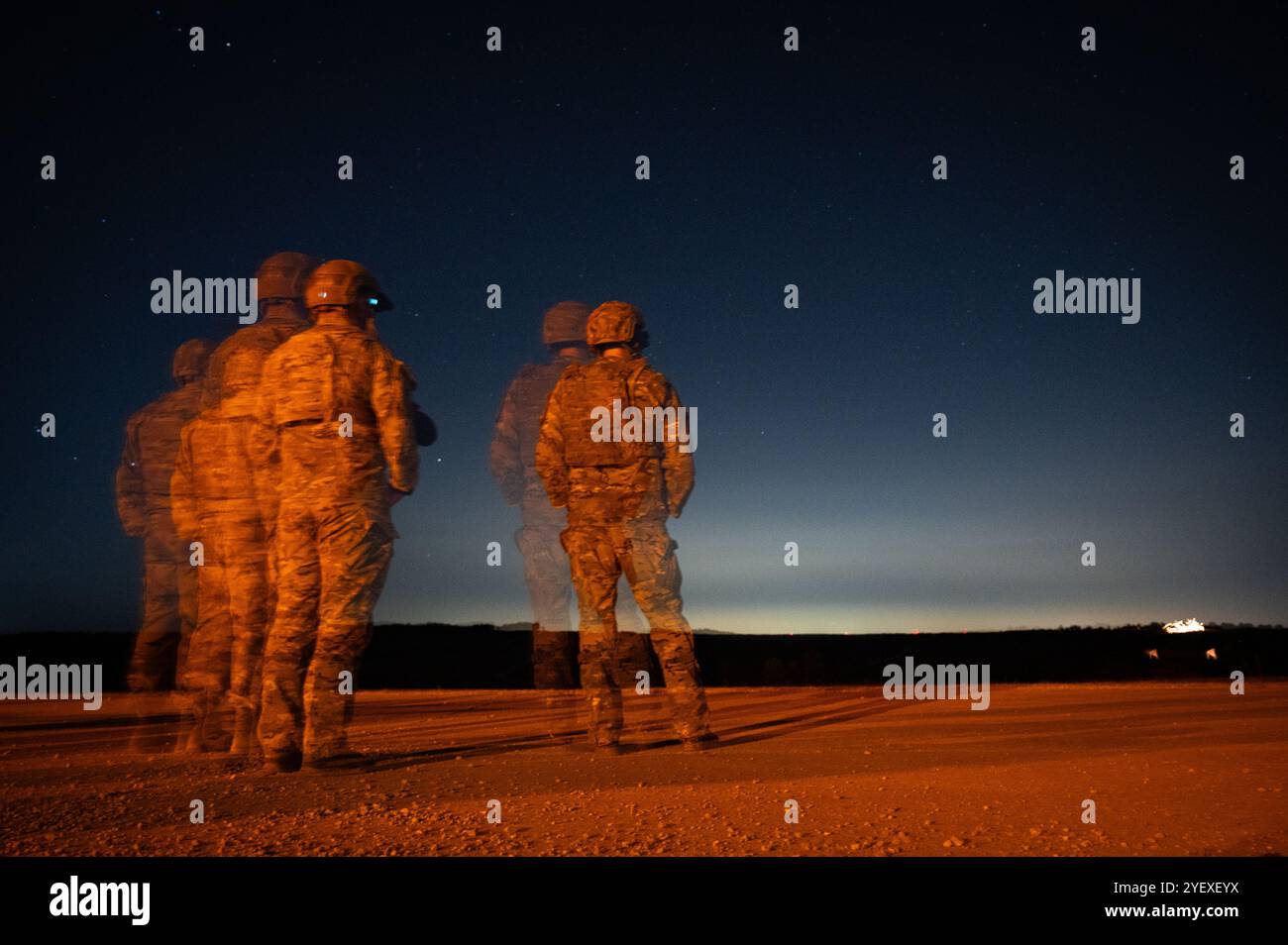 I soldati statunitensi assegnati al 2nd Battalion, 5th Special Forces Group (Airborne), osservano un'esercitazione a fuoco vivo con supporto aereo da un cannoniere AC-130 assegnato al 1st Special Operations Wing, presso Saint Vith Range durante l'esercitazione Sage Eagle 25-1 a Fort Knox, Kentucky, 22 ottobre 2024. Exercise Sage Eagle è un'esercitazione di guerra non convenzionale ricorrente, di dimensioni di battaglione, che convalida la capacità delle forze speciali di operare in ambienti incerti mentre si addestrano e incorporano le forze partner in un ambiente conteso in evoluzione. (Foto U.S. Air National Guard di Tech. Sergente Sarah M. Mc Foto Stock