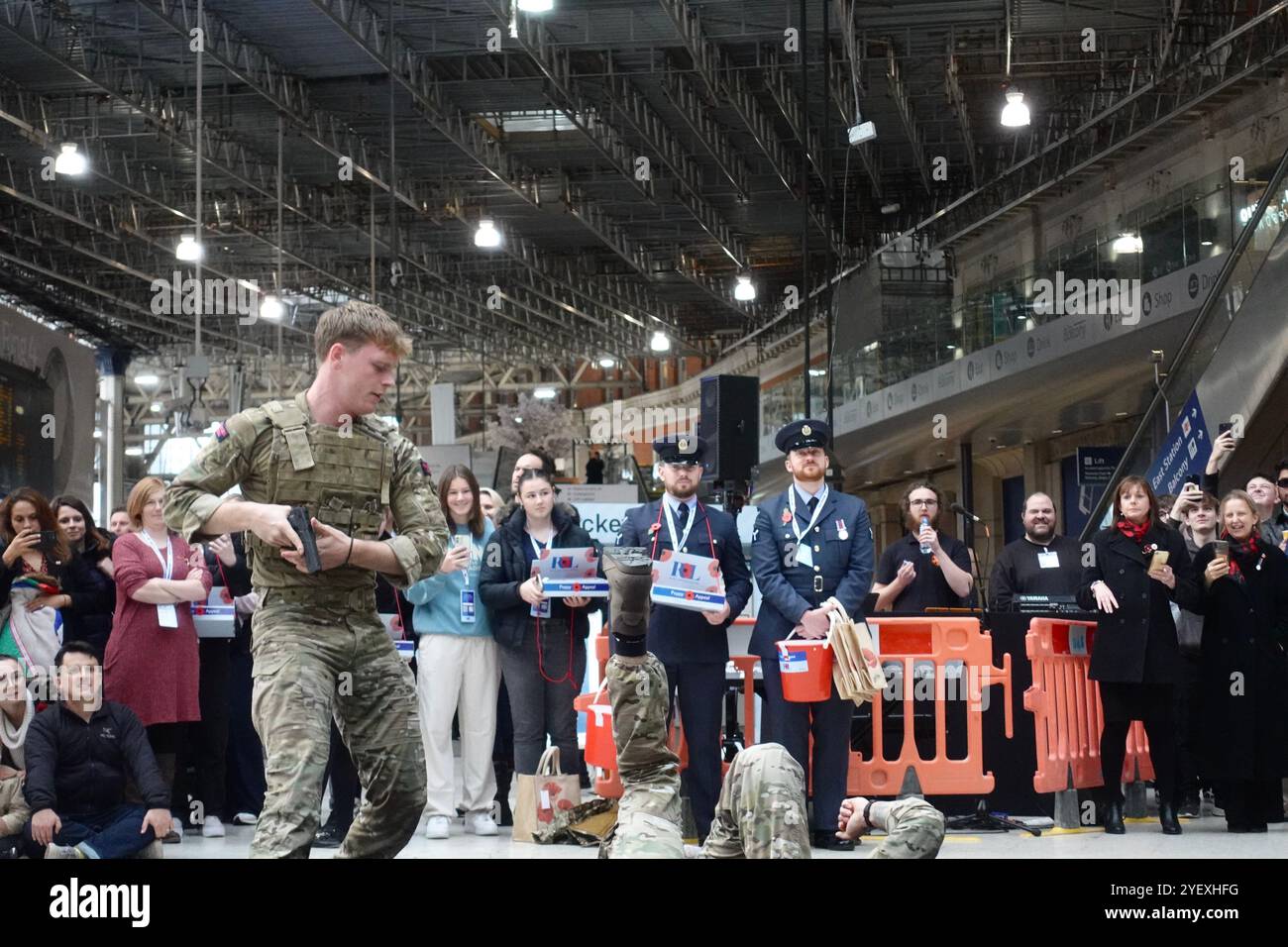 I Royal Marines Commandos tengono una dimostrazione fisica alla stazione di Waterloo a Londra il 1 novembre 2024 a sostegno della Royal British Legion Foto Stock