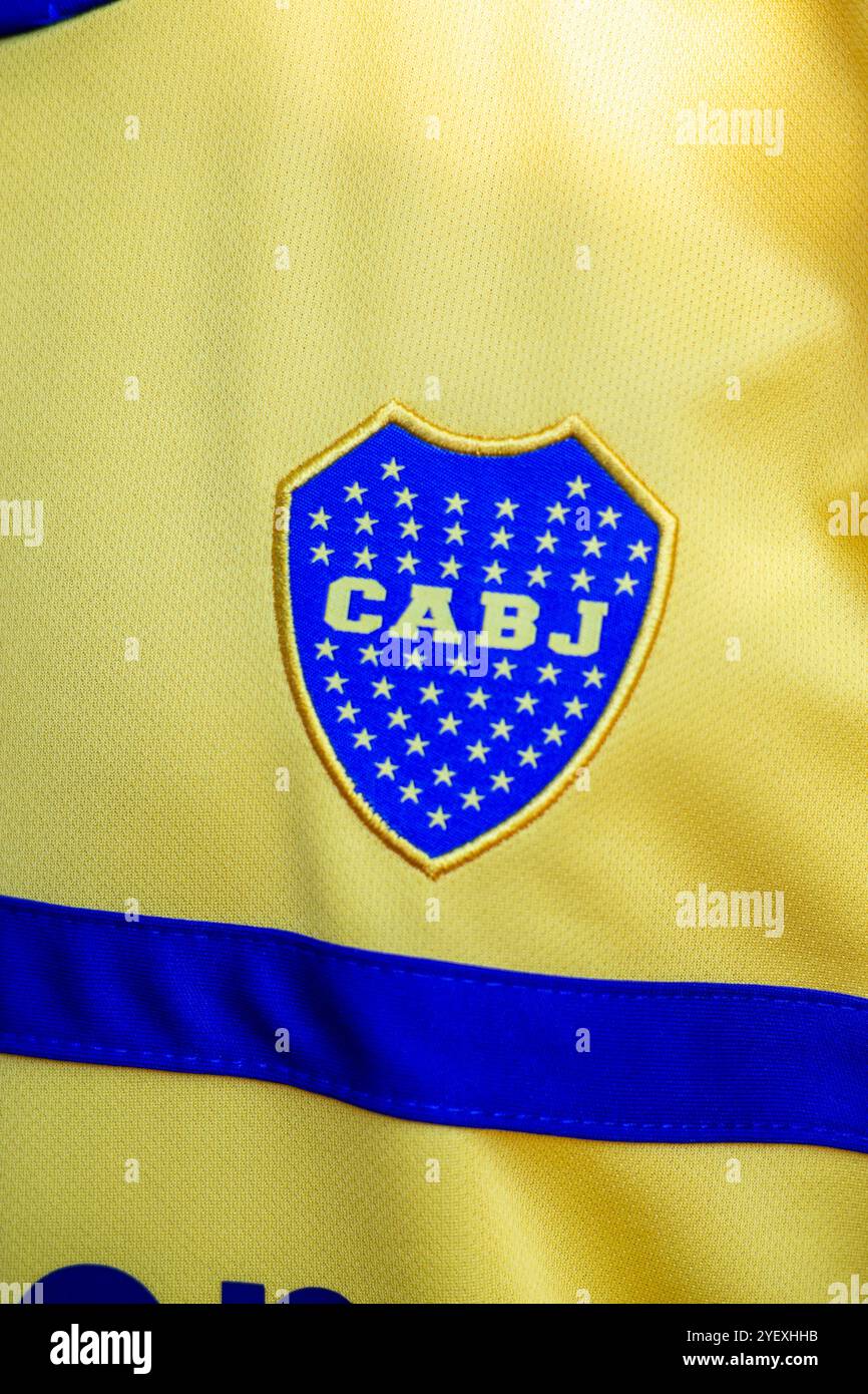 Buenos Aires, Argentina - 29 gennaio 2024 - scudo sulla maglia di calcio del Club Atlético Boca Juniors Foto Stock