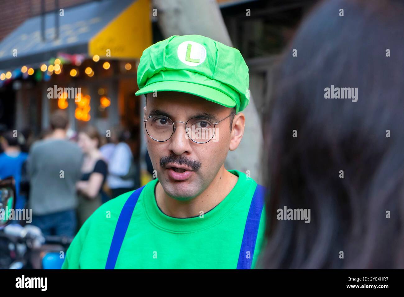 Uomo con baffi vestito di Luigi super mario verde in Tompkins Square Halloween Dog Parade 2024 manhattan New york City USA Foto Stock
