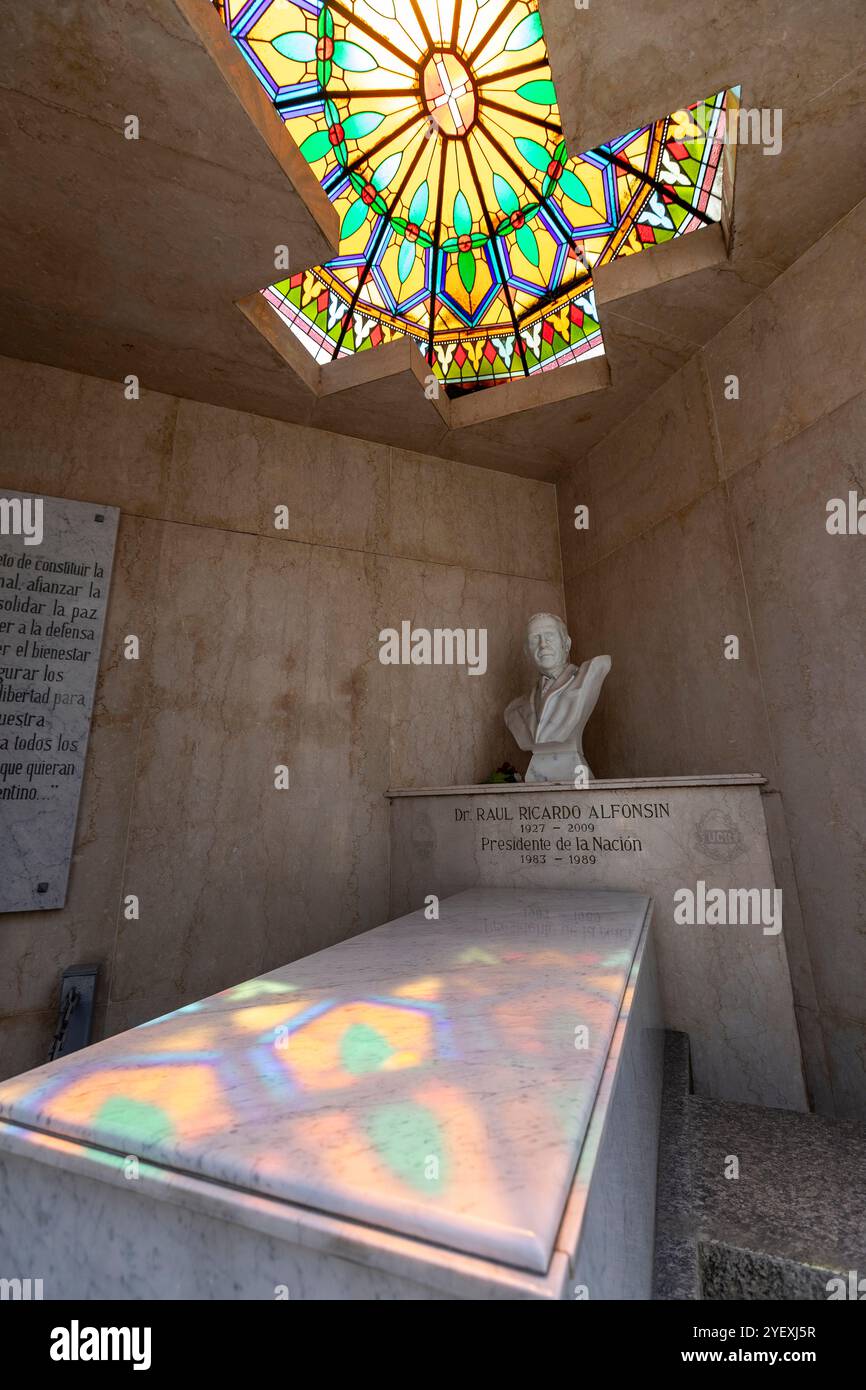 Buenos Aires, Argentina - 31 gennaio 2024 - Vista del famoso monumento, il Cimitero di la Recoleta, con tombe monumentali storiche con sculture e un Foto Stock