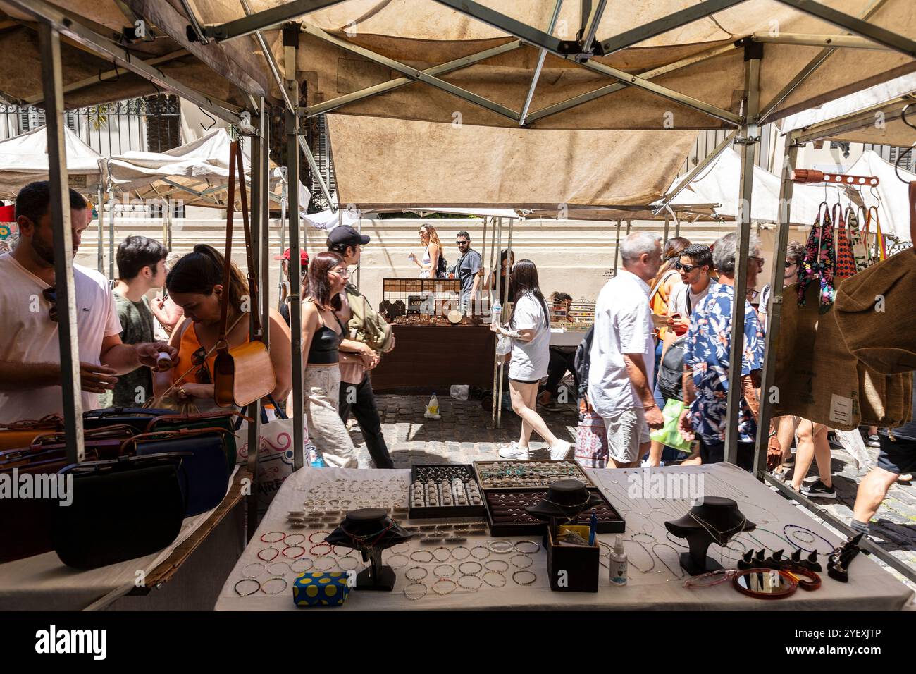 Buenos Aires, Argentina - 28 gennaio 2924 - Feria De San Telmo, o la fiera di San Telmo a o mercato che si tiene la domenica a Buenos Aires, Argentina Foto Stock