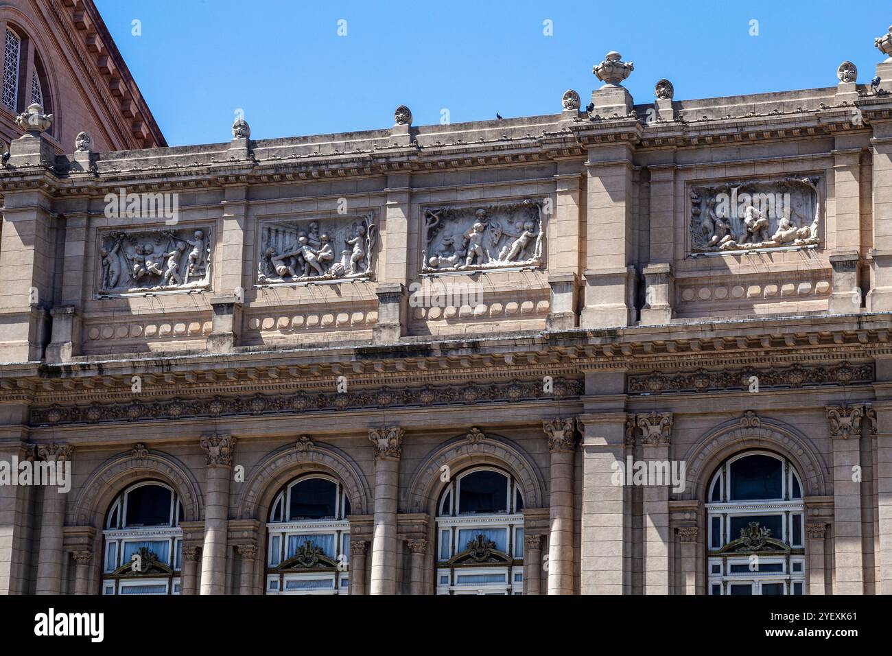 Dettaglio dell'esterno del Teatro Colon, famoso monumento di Buenos Aires, Argentina, in una giornata di sole Foto Stock