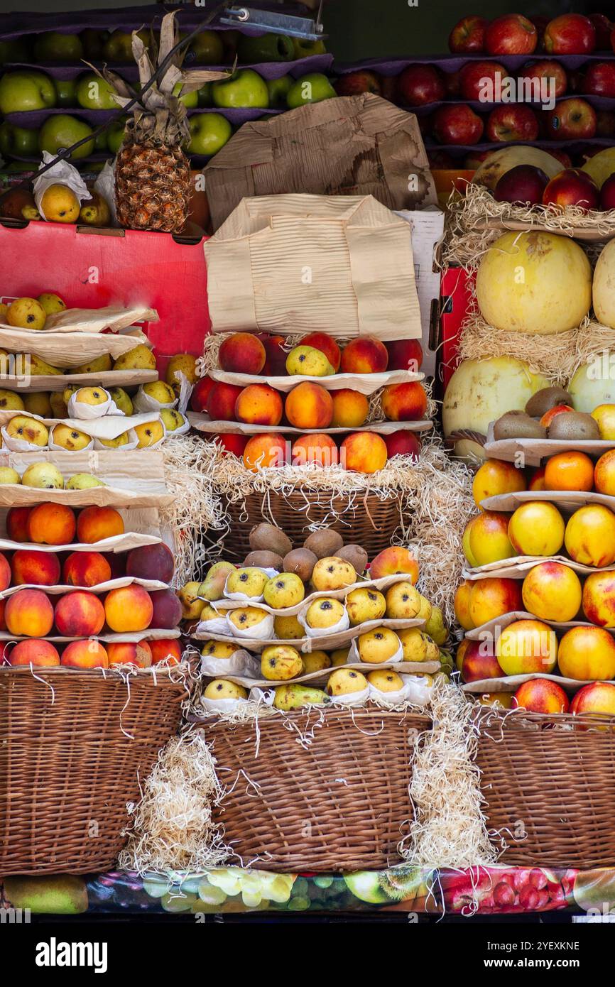 Frutta fresca in casse in un negozio di alimentari a la Recoleta, Buenos Aires, Argentina Foto Stock