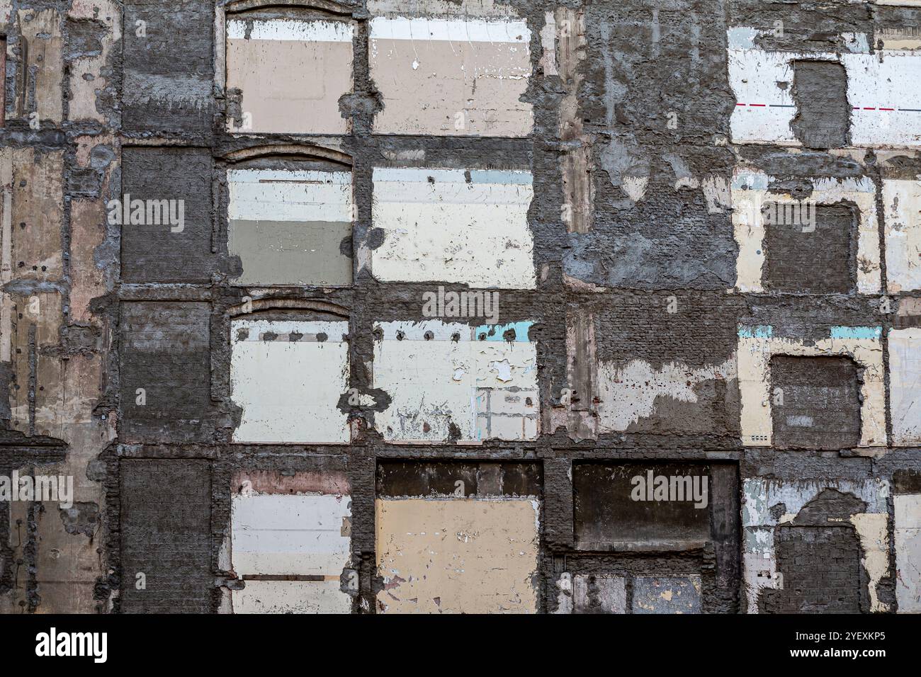 Muro di edificio demolito. Decostruzione di edifici. Scena di rovina. Concetto di distruzione. Foto Stock