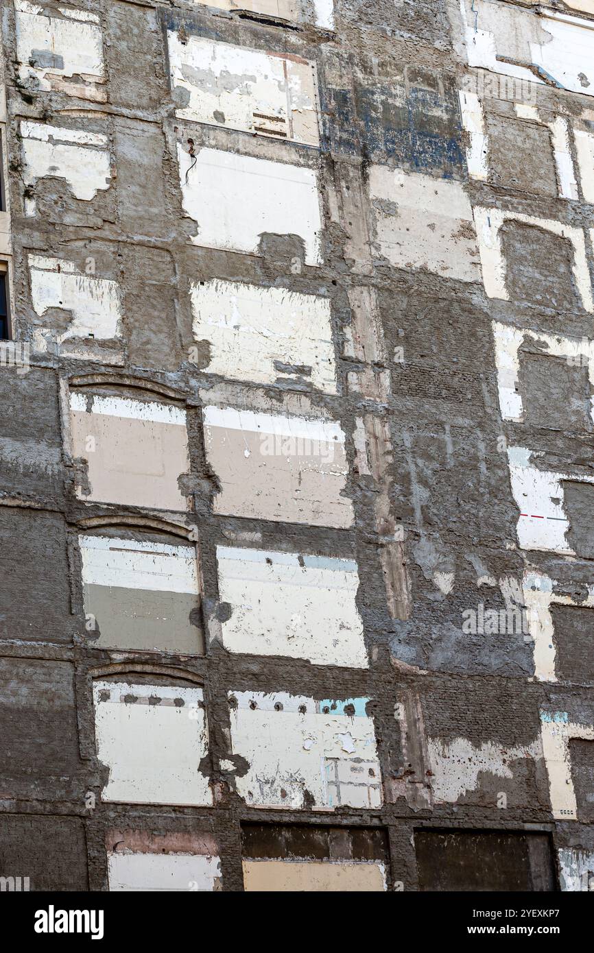 Muro di edificio demolito. Decostruzione di edifici. Scena di rovina. Concetto di distruzione. Foto Stock