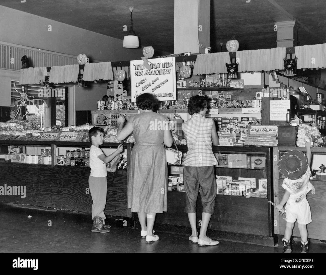 Halloween display, Cristobal Commissary, Canal zone. 16 ottobre 1953 Foto Stock