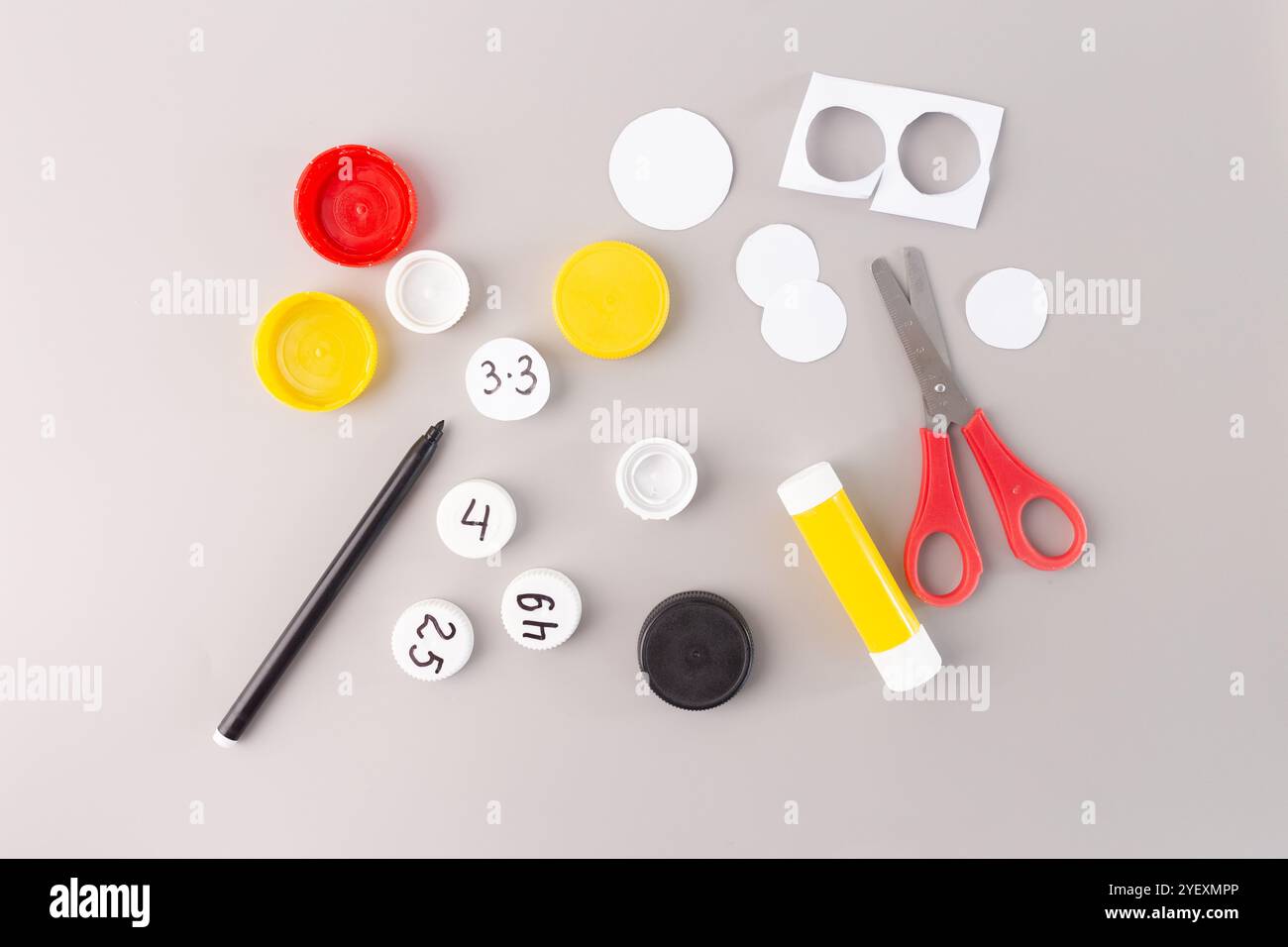 vista dall'alto di forbici, colla e marcatori. Concetto educativo per l'apprendimento dei bambini e le attività di matematica. Passo nel processo fai-da-te, come imparare i moltiplicati Foto Stock