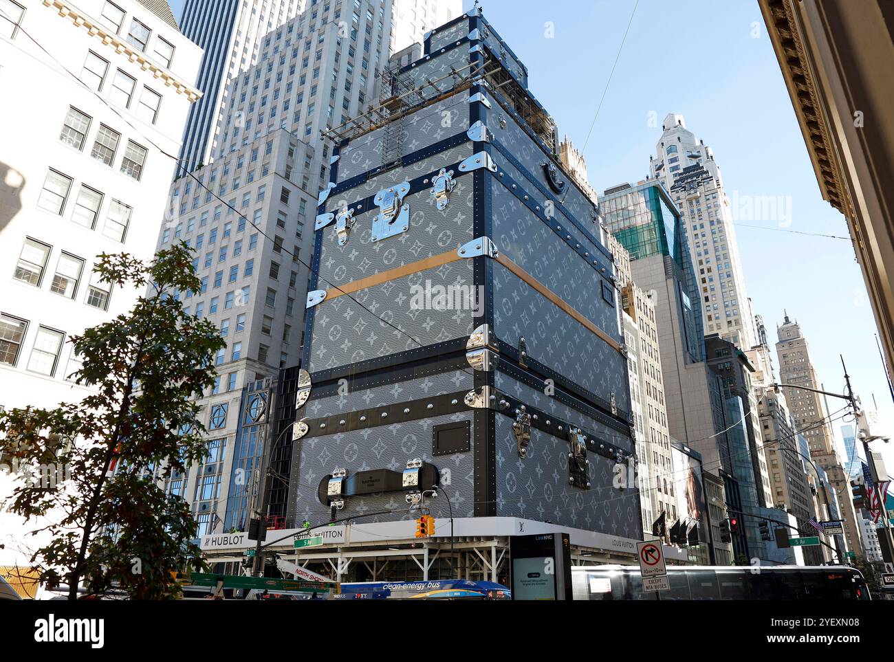New York, Stati Uniti. 1 novembre 2024. Venerdì 1 novembre 2024, a New York, i lavoratori hanno toccato gli ultimi ritocchi su vestire e decorare il flagship store Louis Vuitton New York, come le valigie di lusso. L'ammiraglia del Louis Vuitton al numero 1 di East 57th Street e Fifth Avenue è stata sostituita da un edificio che raddoppierà quasi le sue dimensioni lungo la Billionaire's Row. Foto di John Angelillo/UPI credito: UPI/Alamy Live News Foto Stock