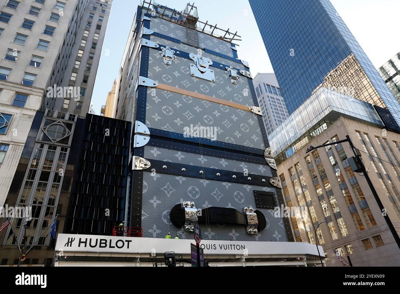 New York, Stati Uniti. 1 novembre 2024. Venerdì 1 novembre 2024, a New York, i lavoratori hanno toccato gli ultimi ritocchi su vestire e decorare il flagship store Louis Vuitton New York, come le valigie di lusso. L'ammiraglia del Louis Vuitton al numero 1 di East 57th Street e Fifth Avenue è stata sostituita da un edificio che raddoppierà quasi le sue dimensioni lungo la Billionaire's Row. Foto di John Angelillo/UPI credito: UPI/Alamy Live News Foto Stock