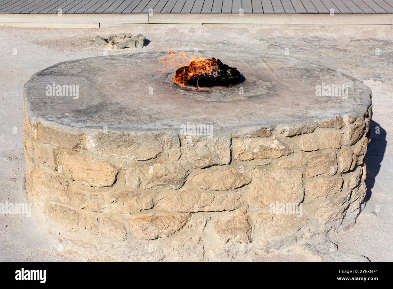 Primo piano di una fiamma eterna al Tempio del fuoco zoroastriano di Atashgah del XVII secolo a Surakhany (Baku), Azerbaigian Foto Stock