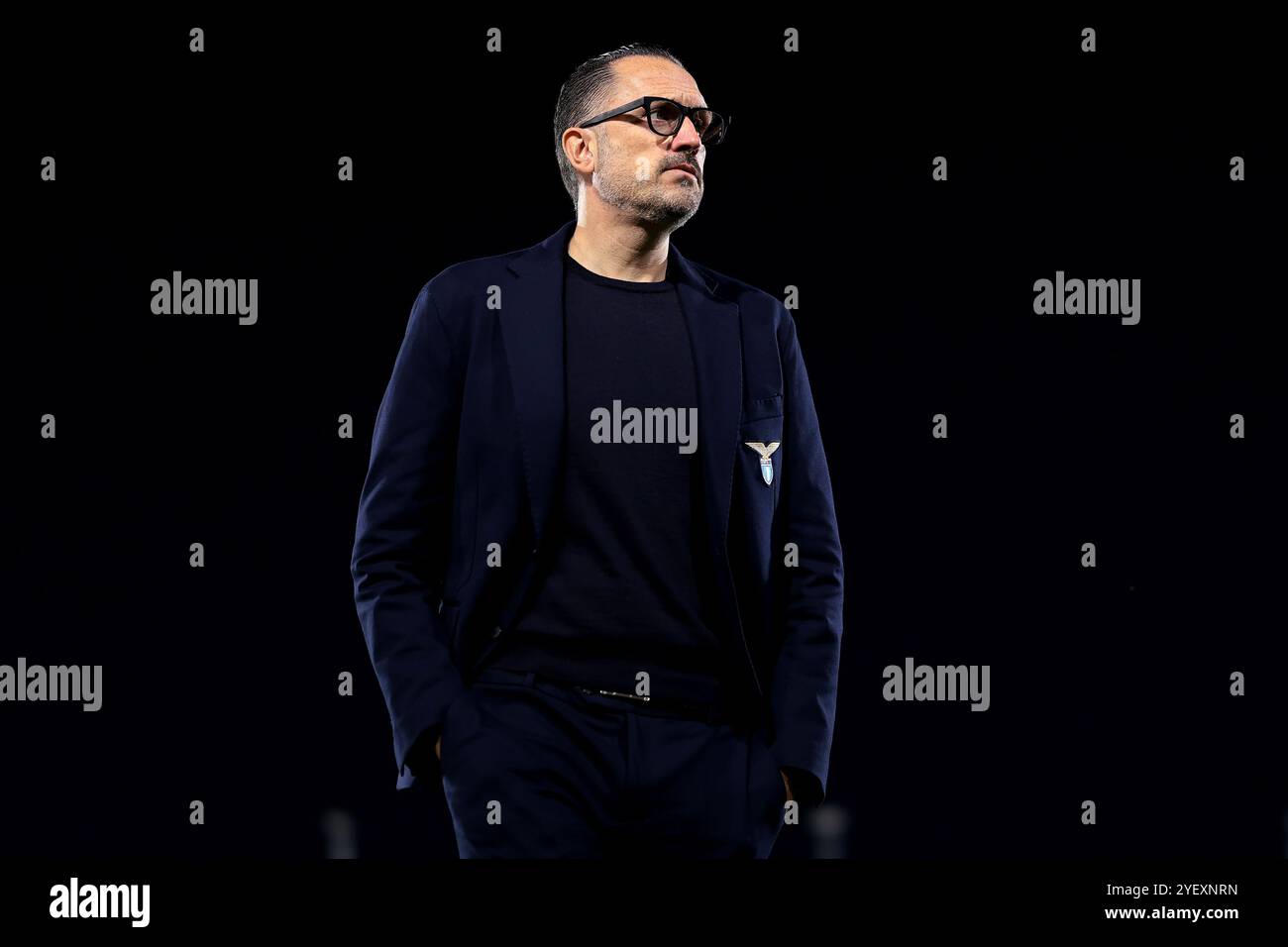 Como, Italia. 31 ottobre 2024. Stefan Derkum SS Lazio team manager durante l'ispezione del campo della squadra all'arrivo allo stadio per la partita di serie A allo Stadio Giuseppe Sinigaglia, Como. Il credito per immagini dovrebbe essere: Jonathan Moscrop/Sportimage Credit: Sportimage Ltd/Alamy Live News Foto Stock